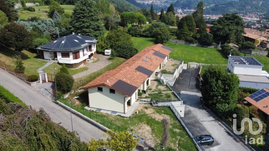 Villa 0 locali di 219 m² in Erba (22036)