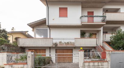 Villa a schiera 8 locali di 200 m² in Loreto (60025)