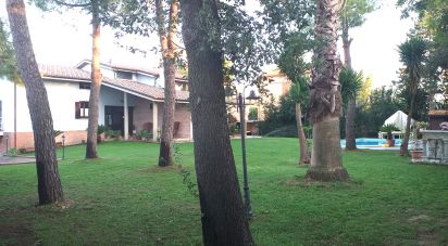 Casale 7 locali di 390 m² in Mosciano Sant'Angelo (64023)