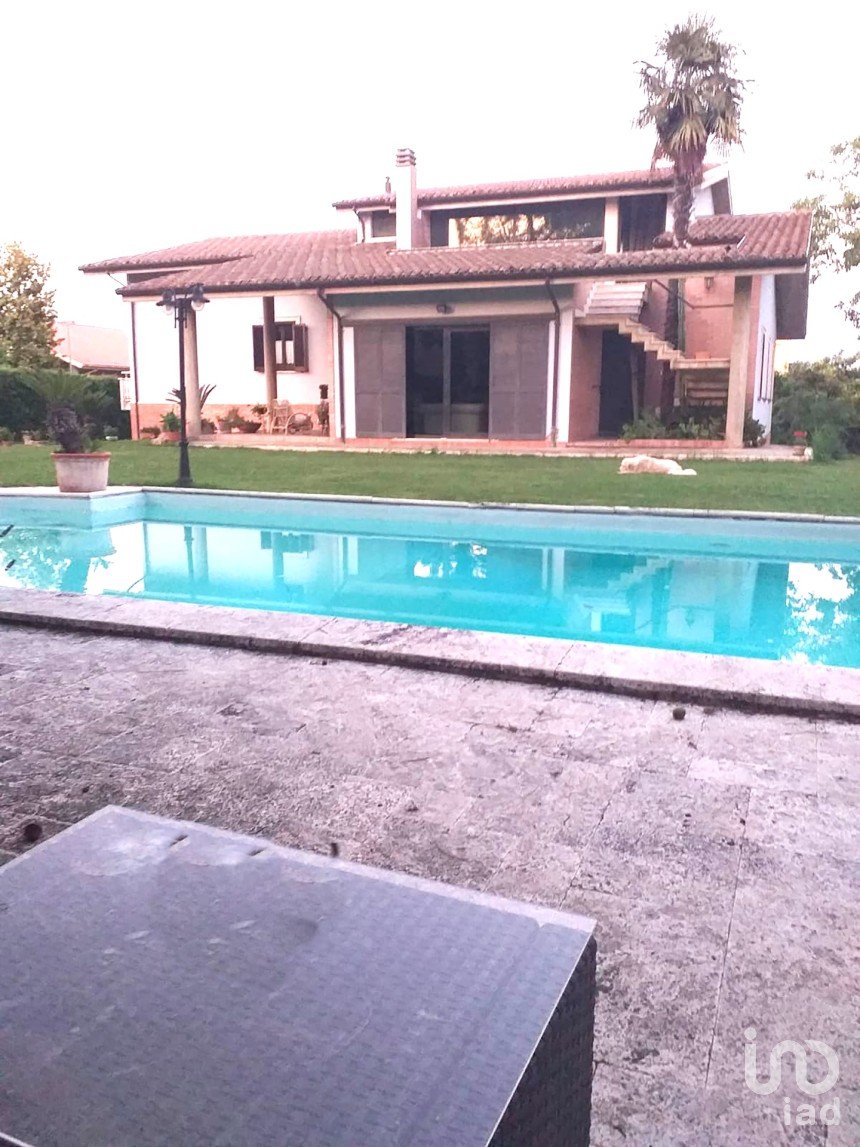 Casale 7 locali di 390 m² in Mosciano Sant'Angelo (64023)