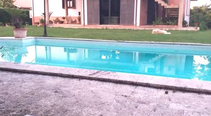 Casale 7 locali di 390 m² in Mosciano Sant'Angelo (64023)