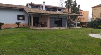 Casale 7 locali di 390 m² in Mosciano Sant'Angelo (64023)