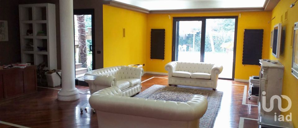 Casale 7 locali di 390 m² in Mosciano Sant'Angelo (64023)