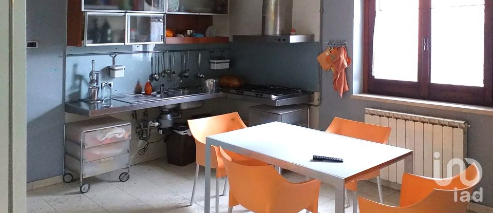 Casale 7 locali di 390 m² in Mosciano Sant'Angelo (64023)