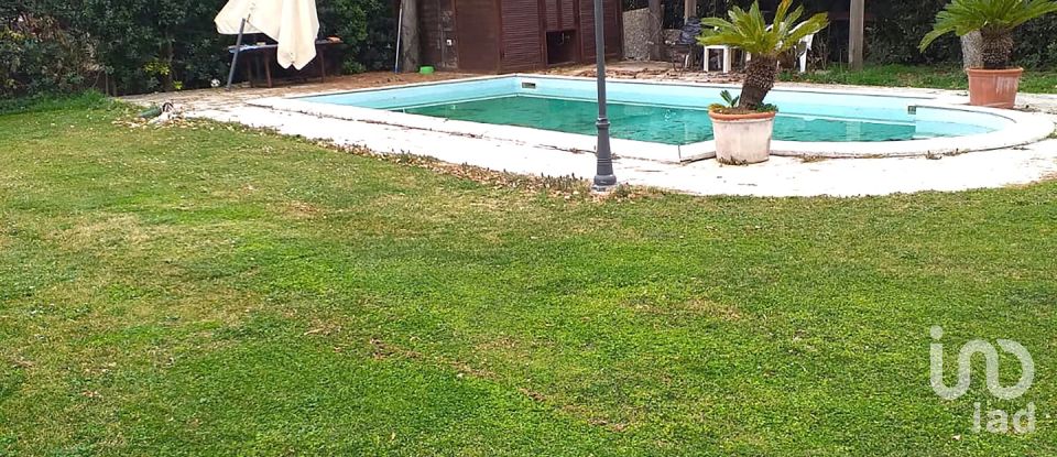 Casale 7 locali di 390 m² in Mosciano Sant'Angelo (64023)