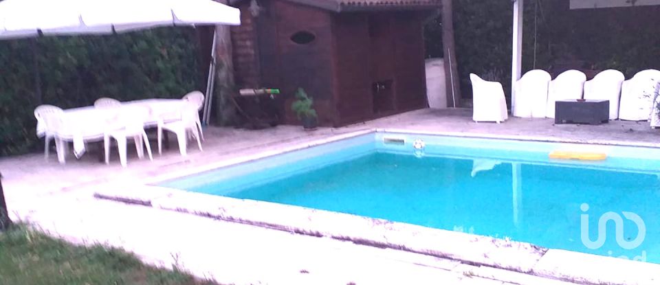 Casale 7 locali di 390 m² in Mosciano Sant'Angelo (64023)