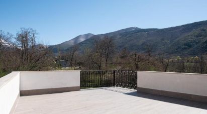 Casale 14 locali di 276 m² in Pettorano sul Gizio (67034)