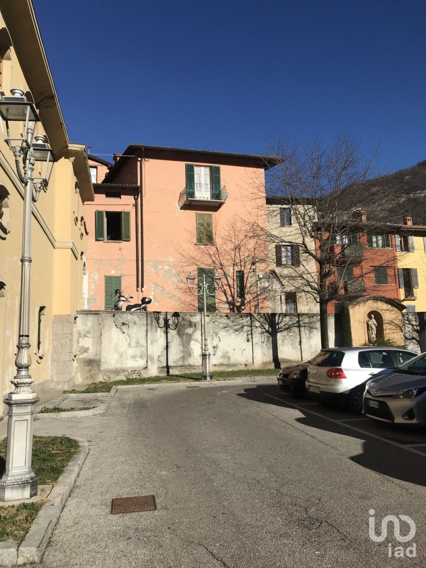 Three-room apartment of 74 m² in Canzo (22035)