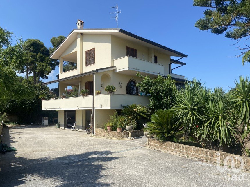 Villa 7 locali di 258 m² in Colonnella (64010)