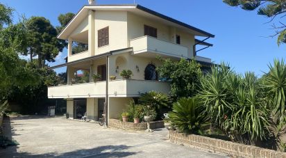 Casale 7 locali di 258 m² in Colonnella (64010)