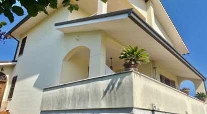 Casale 7 locali di 258 m² in Colonnella (64010)