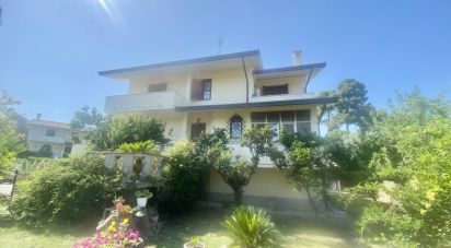 Casale 7 locali di 258 m² in Colonnella (64010)