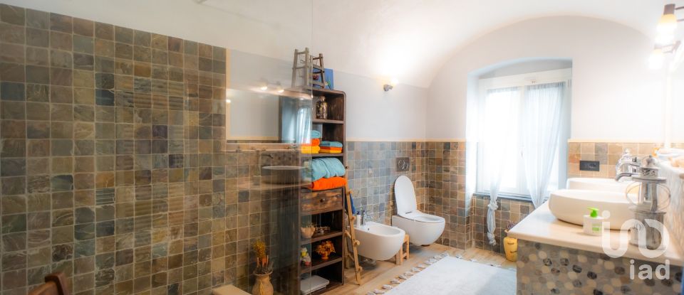 Casa indipendente 8 locali di 250 m² in Calice Ligure (17020)