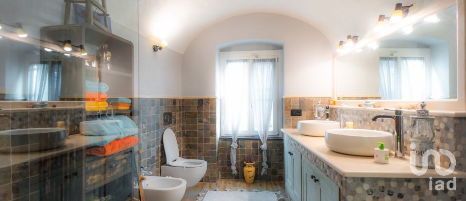 Casa indipendente 8 locali di 250 m² in Calice Ligure (17020)