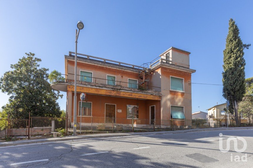 Casa indipendente 12 locali di 480 m² in Osimo (60027)