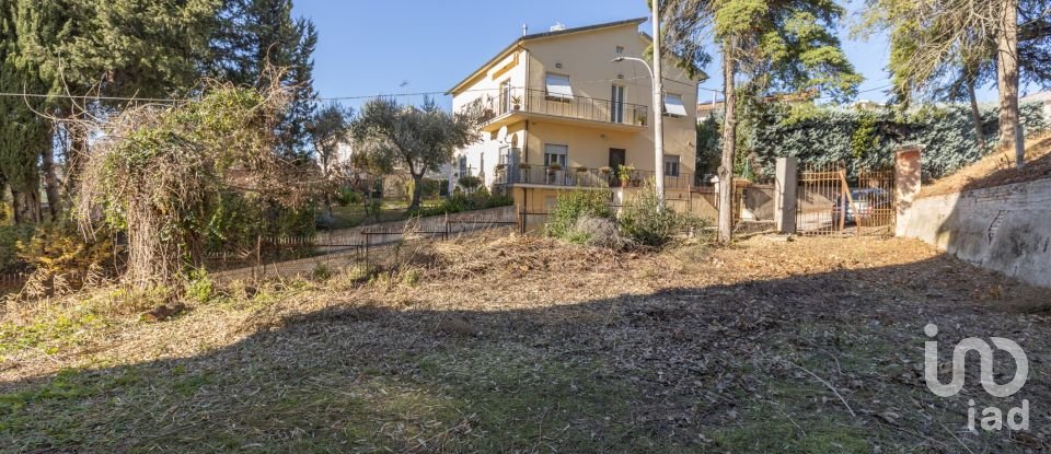 Casa indipendente 12 locali di 480 m² in Osimo (60027)