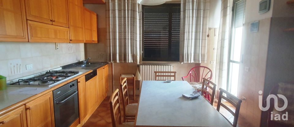 Townhouse 8 rooms of 234 m² in San Costanzo (61039)