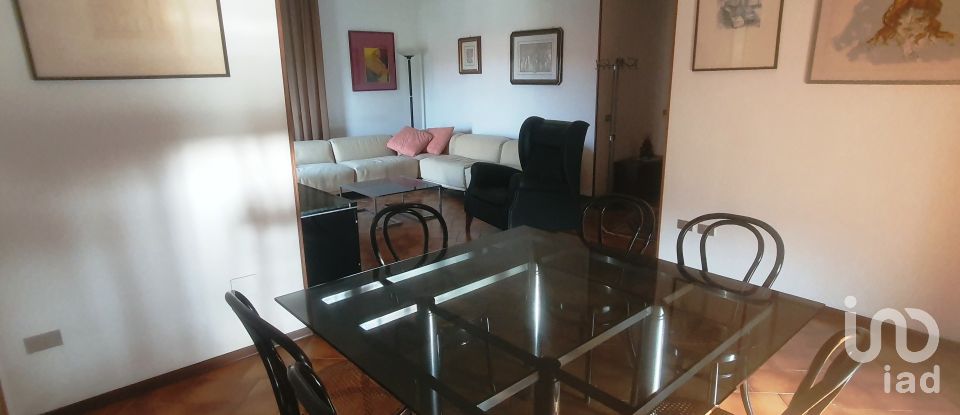 Townhouse 8 rooms of 234 m² in San Costanzo (61039)