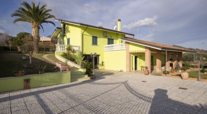 Villa 10 locali di 390 m² in Martinsicuro (64014)