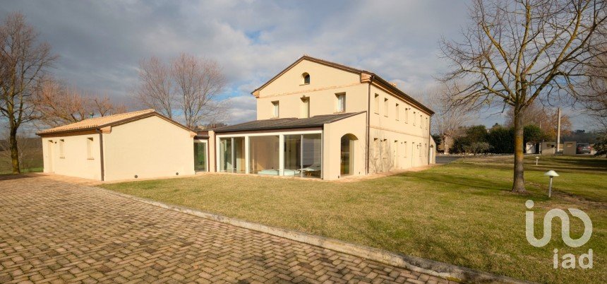 Casa indipendente 12 locali di 311 m² in Jesi (60035)