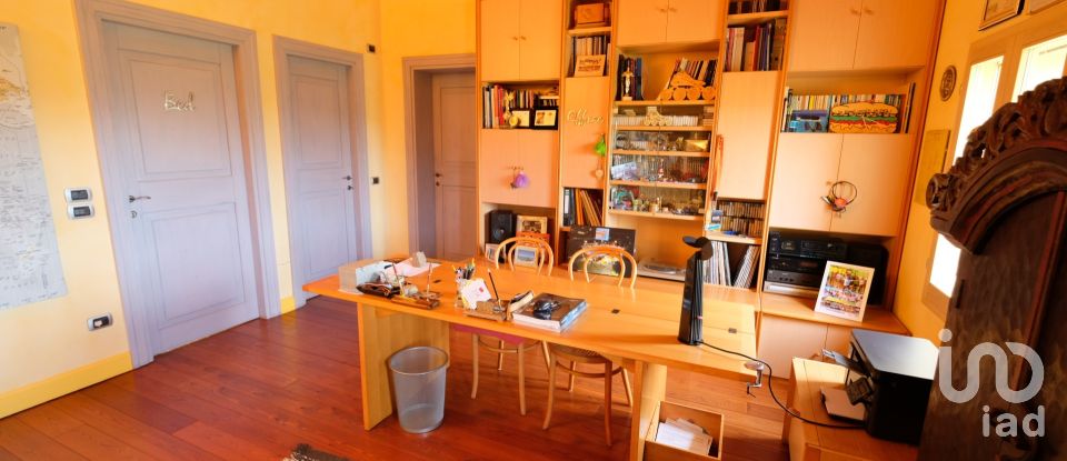 Casa indipendente 12 locali di 311 m² in Jesi (60035)