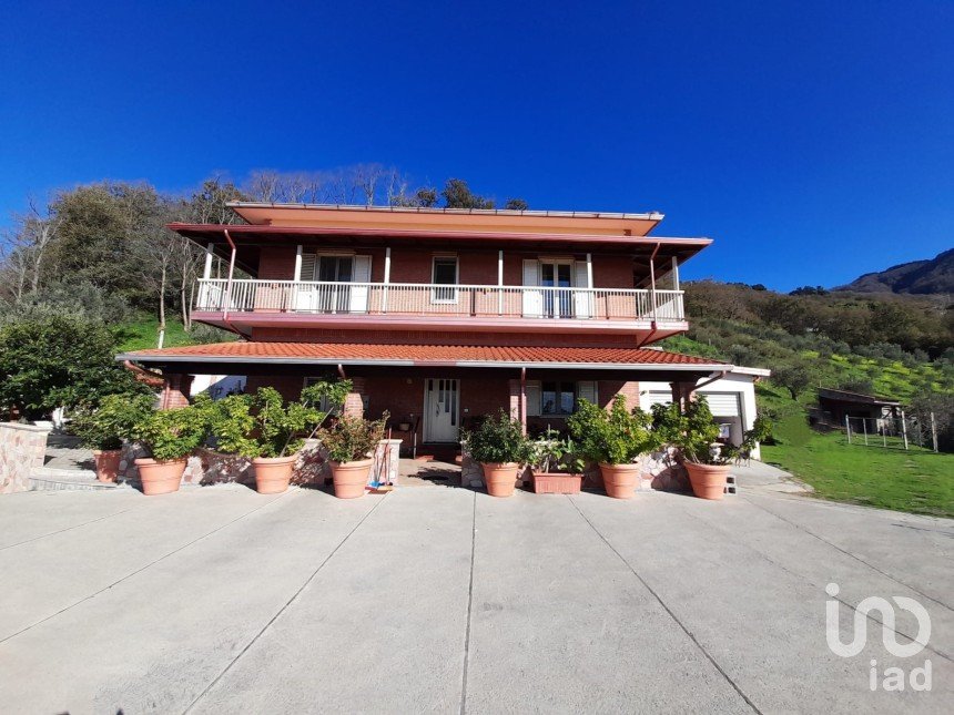 Farm 4 rooms of 190 m² in - (87030)