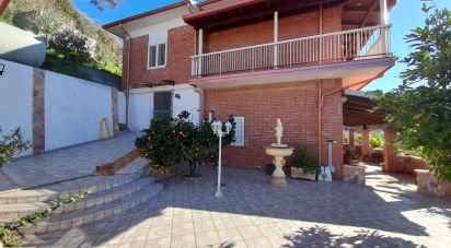 Casale 4 locali di 190 m² in - (87030)