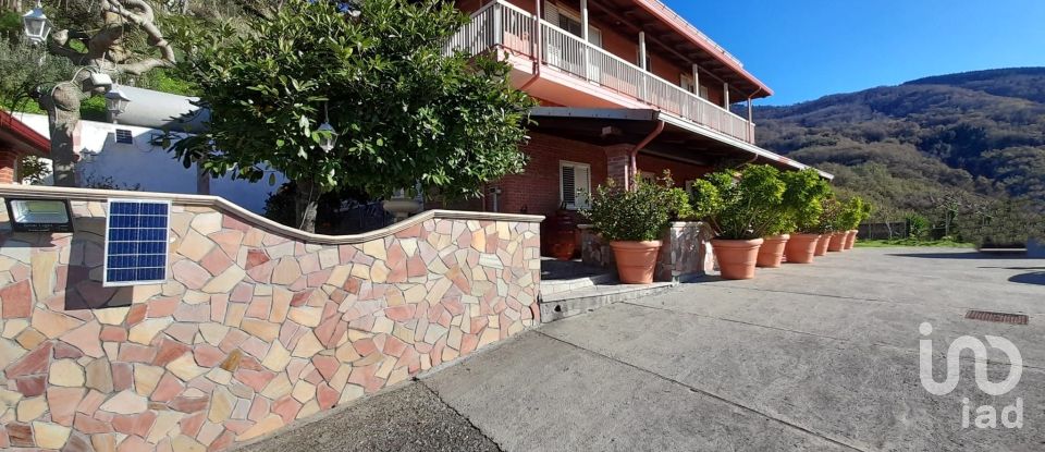 Farm 4 rooms of 190 m² in - (87030)