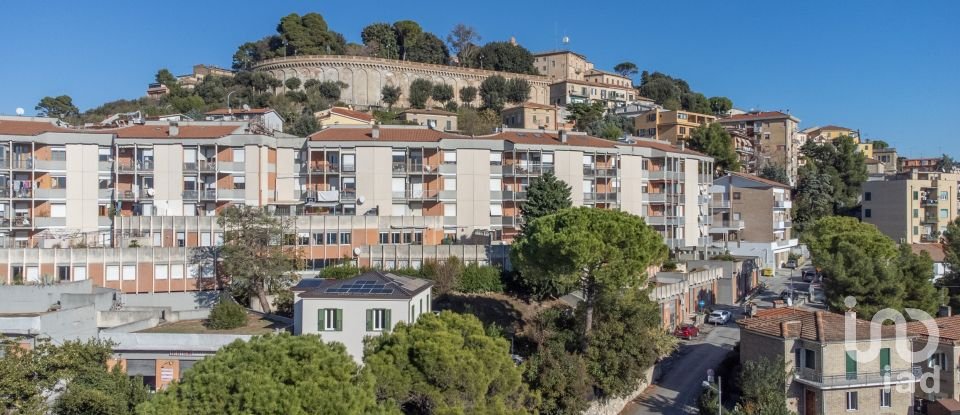 Casa indipendente 12 locali di 480 m² in Osimo (60027)