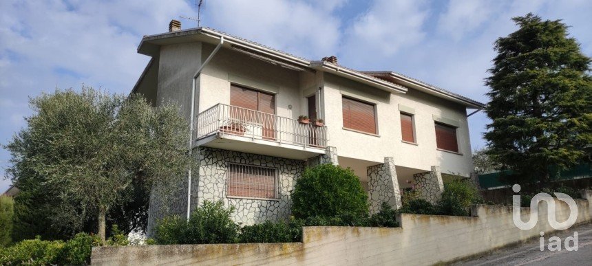 Townhouse 8 rooms of 234 m² in San Costanzo (61039)