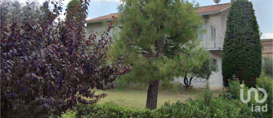 Townhouse 8 rooms of 234 m² in San Costanzo (61039)