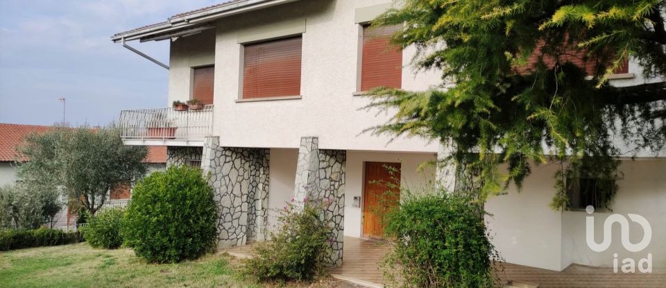 Townhouse 8 rooms of 234 m² in San Costanzo (61039)