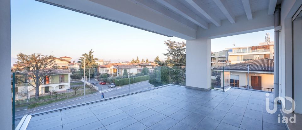 Attico / Mansarda / Loft 4 locali di 140 m² a Desenzano del Garda (25015)