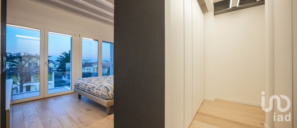 Attico / Mansarda / Loft 4 locali di 140 m² a Desenzano del Garda (25015)