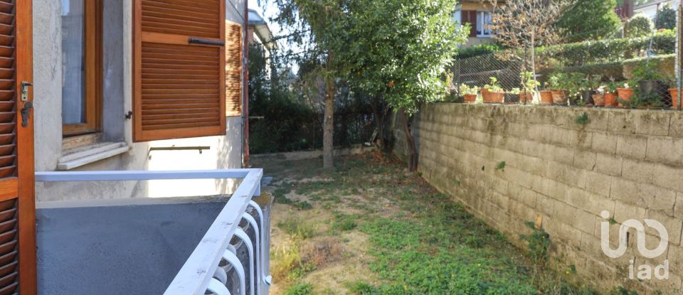 Land 5 rooms of 184 m² in Montelupone (62010)