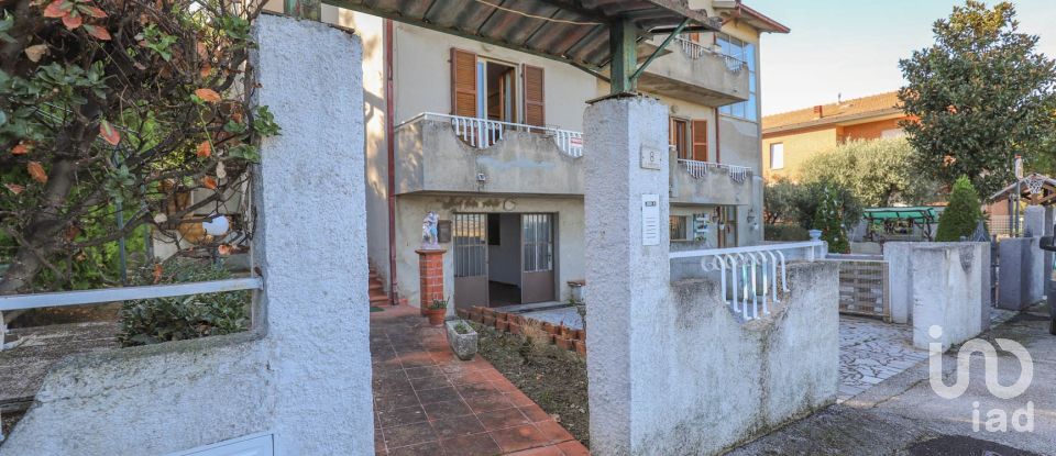 Land 5 rooms of 184 m² in Montelupone (62010)