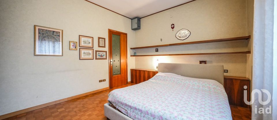 Farm 15 rooms of 477 m² in Castiglione delle Stiviere (46043)