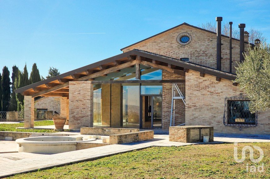 Casale 20 locali di 820 m² in Monte San Vito (60037)