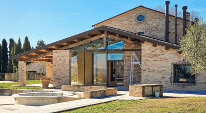 Casale 20 locali di 820 m² in Monte San Vito (60037)