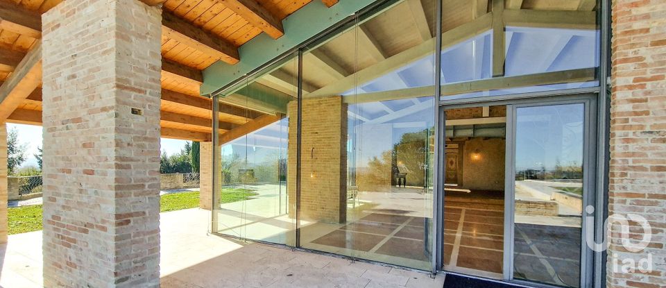 Casale 20 locali di 820 m² in Monte San Vito (60037)