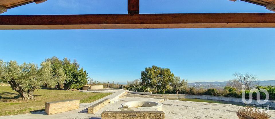 Casale 20 locali di 820 m² in Monte San Vito (60037)