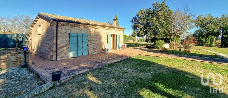 Casale 20 locali di 820 m² in Monte San Vito (60037)