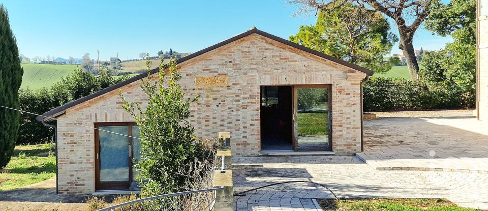 Casale 20 locali di 820 m² in Monte San Vito (60037)