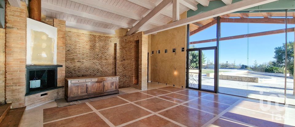 Casale 20 locali di 820 m² in Monte San Vito (60037)