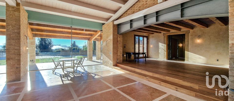 Casale 20 locali di 820 m² in Monte San Vito (60037)