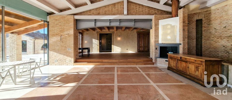 Casale 20 locali di 820 m² in Monte San Vito (60037)