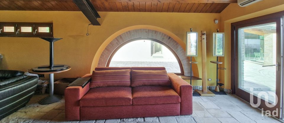 Casale 20 locali di 820 m² in Monte San Vito (60037)