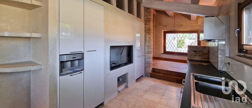 Casale 20 locali di 820 m² in Monte San Vito (60037)