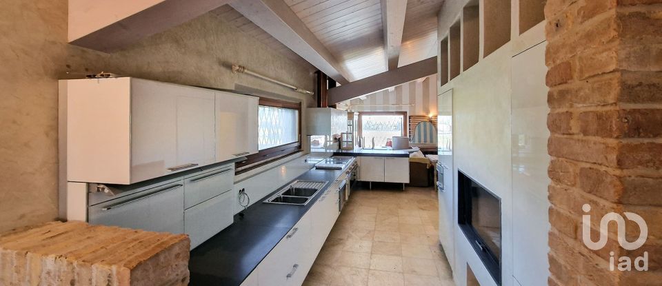 Casale 20 locali di 820 m² in Monte San Vito (60037)