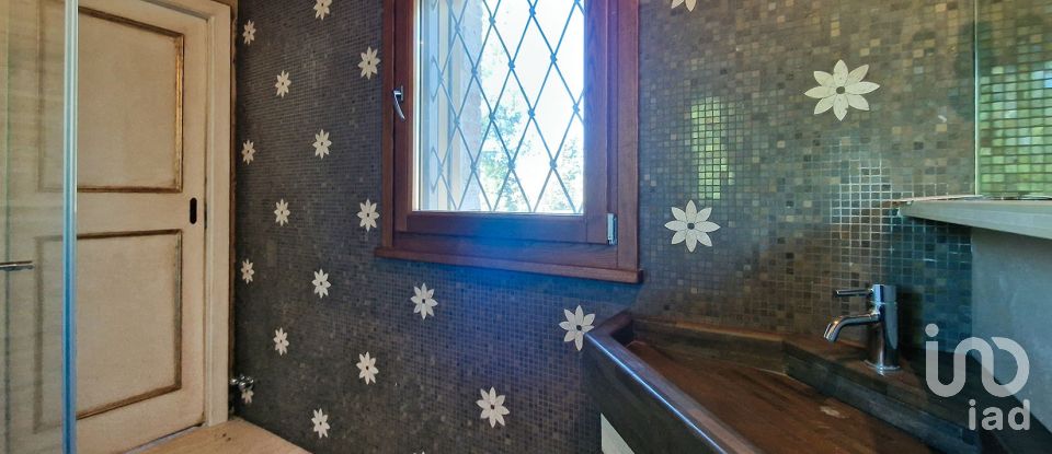 Casale 20 locali di 820 m² in Monte San Vito (60037)